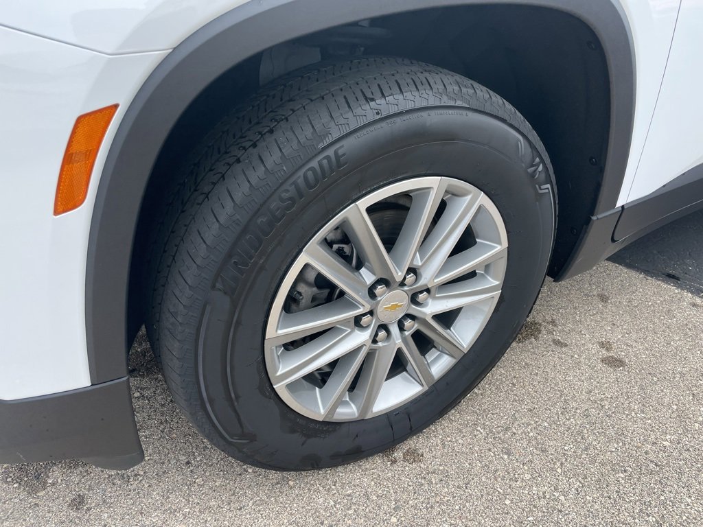 Used 2023 Chevrolet Traverse LT image 3