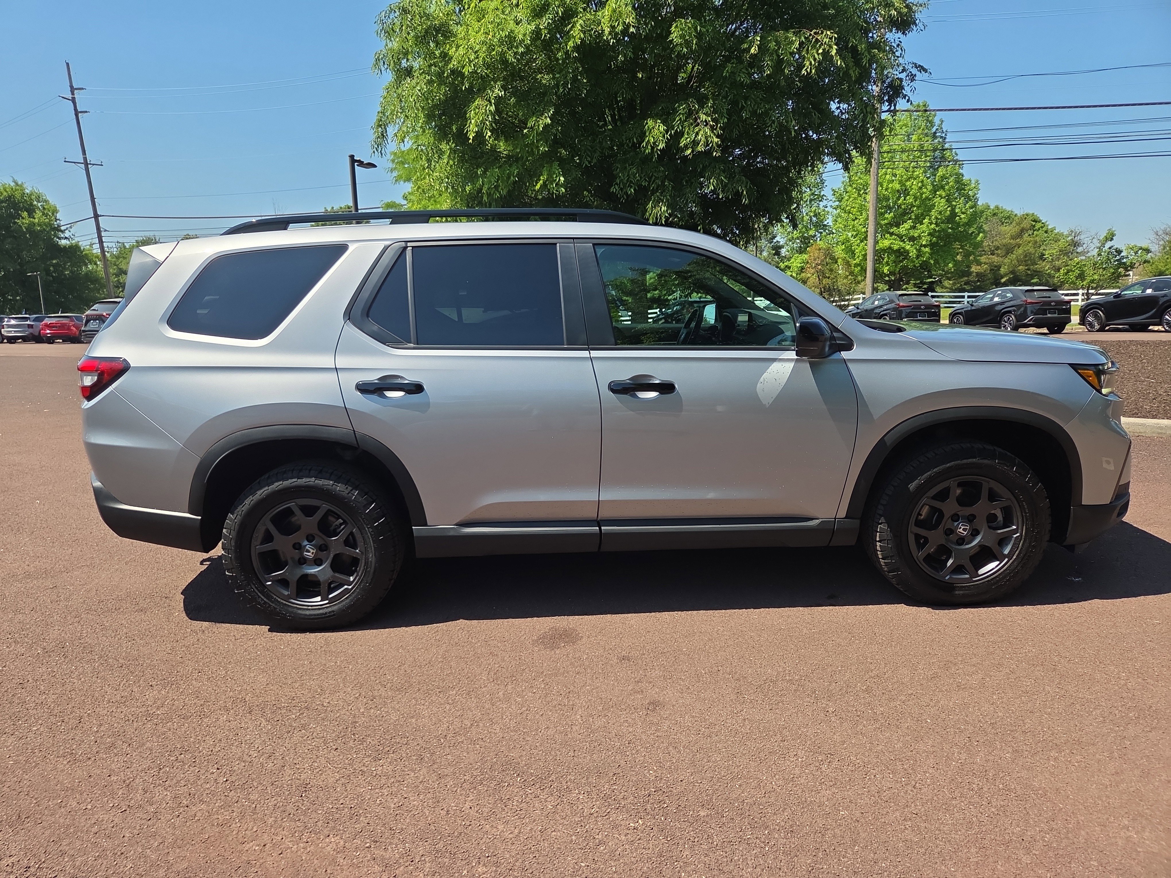 Used 2025 Honda Pilot TrailSport image 2