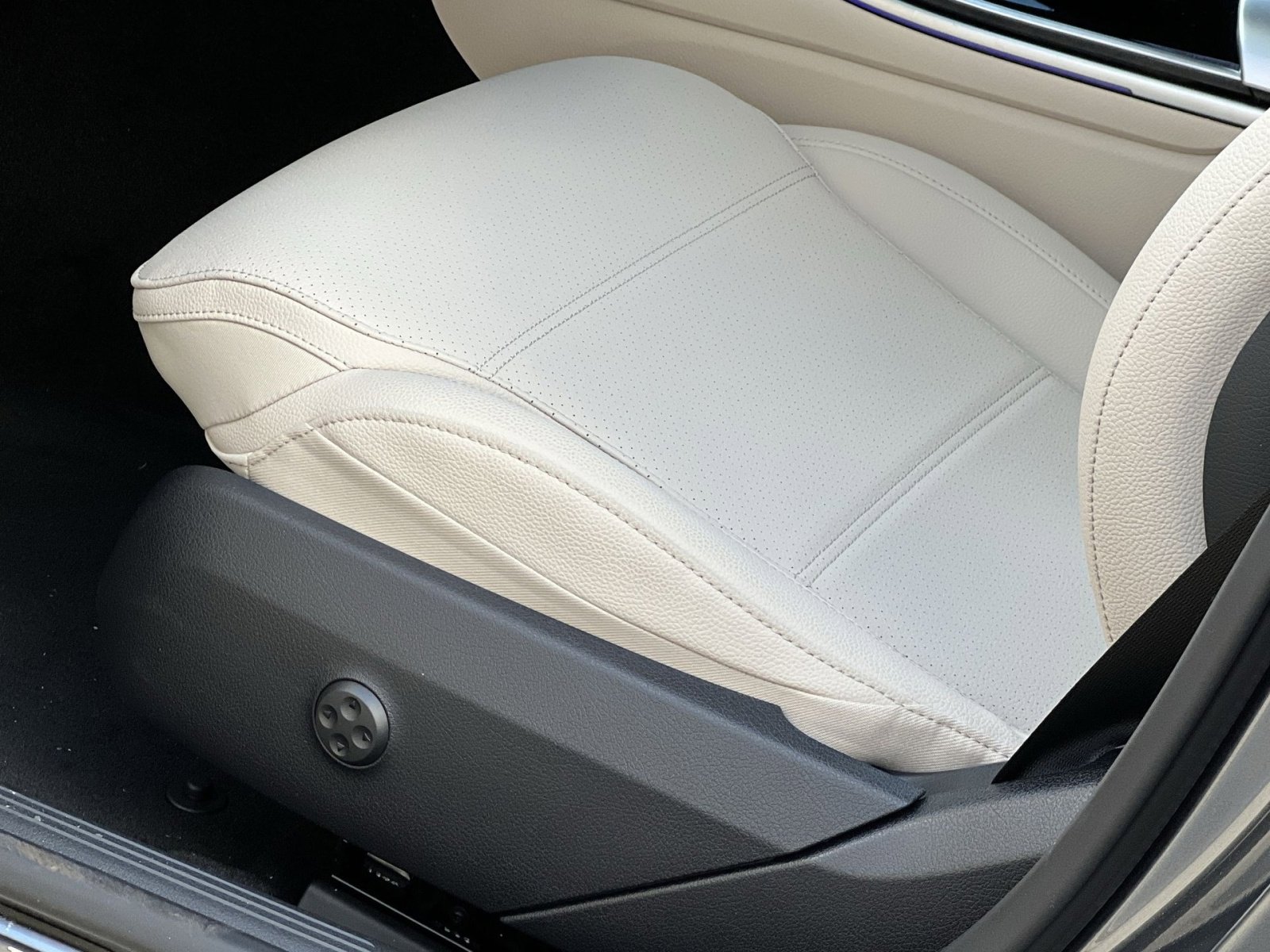 New 2026 Mercedes-Benz C 300 4MATIC Sedan image 12