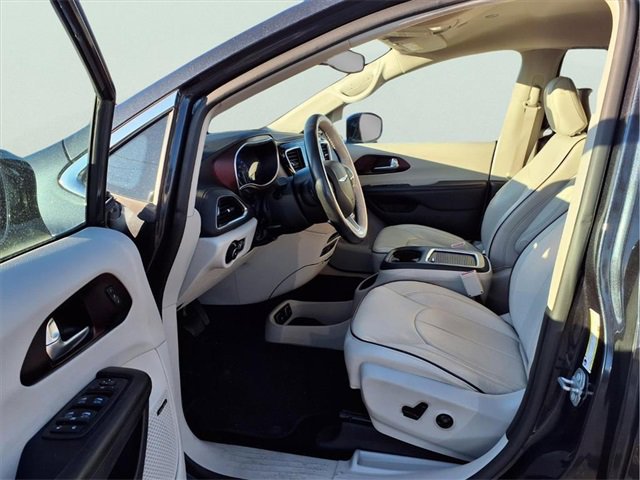 Used 2019 Chrysler Pacifica Limited w/ Advanced Safetytec Group image 21