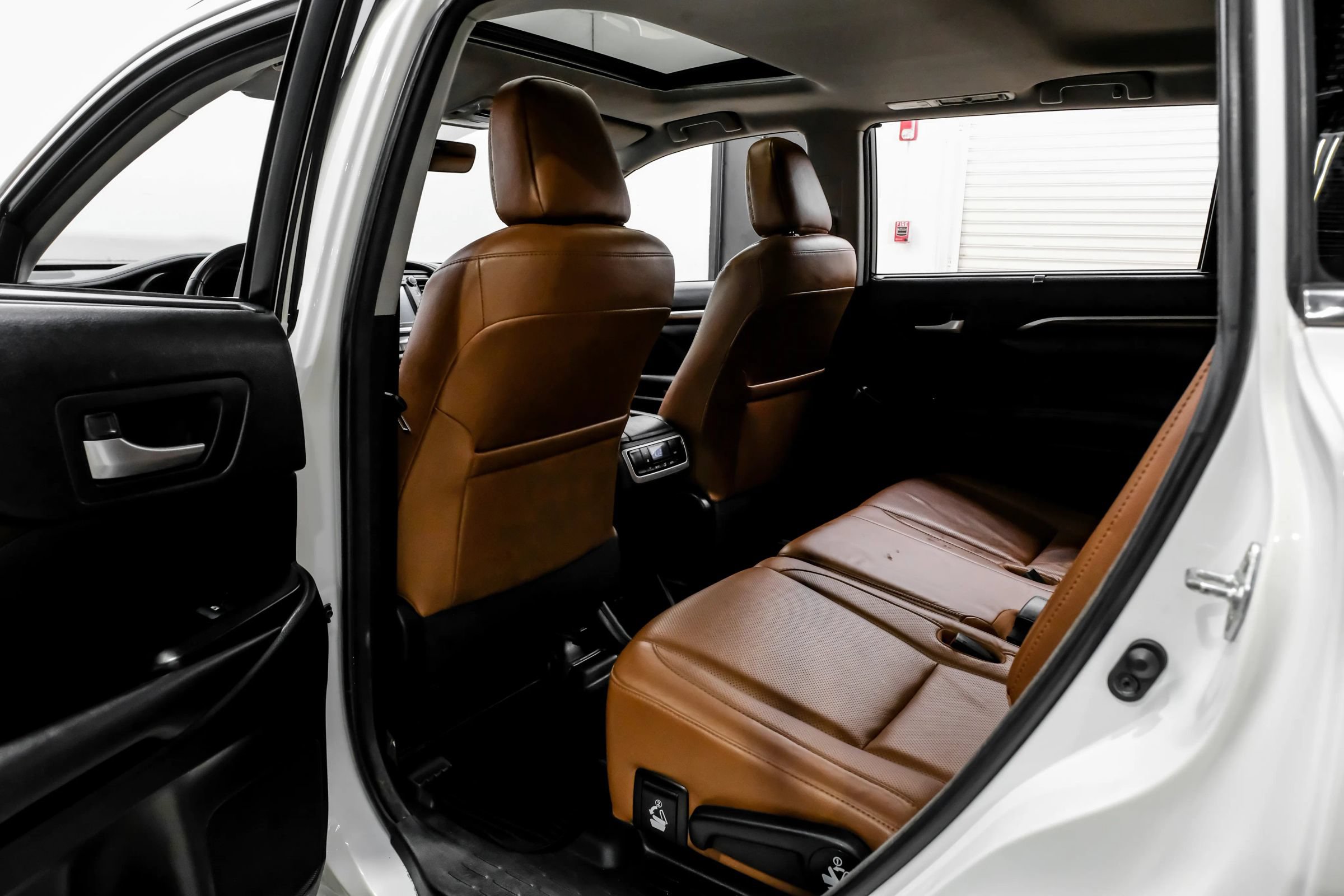Used 2018 Toyota Highlander Limited FWD image 49