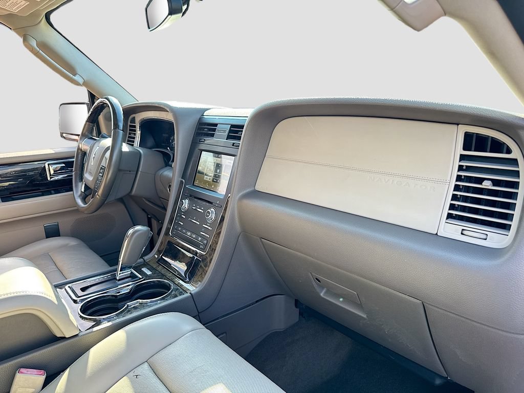 Used 2017 Lincoln Navigator Select RWD image 34