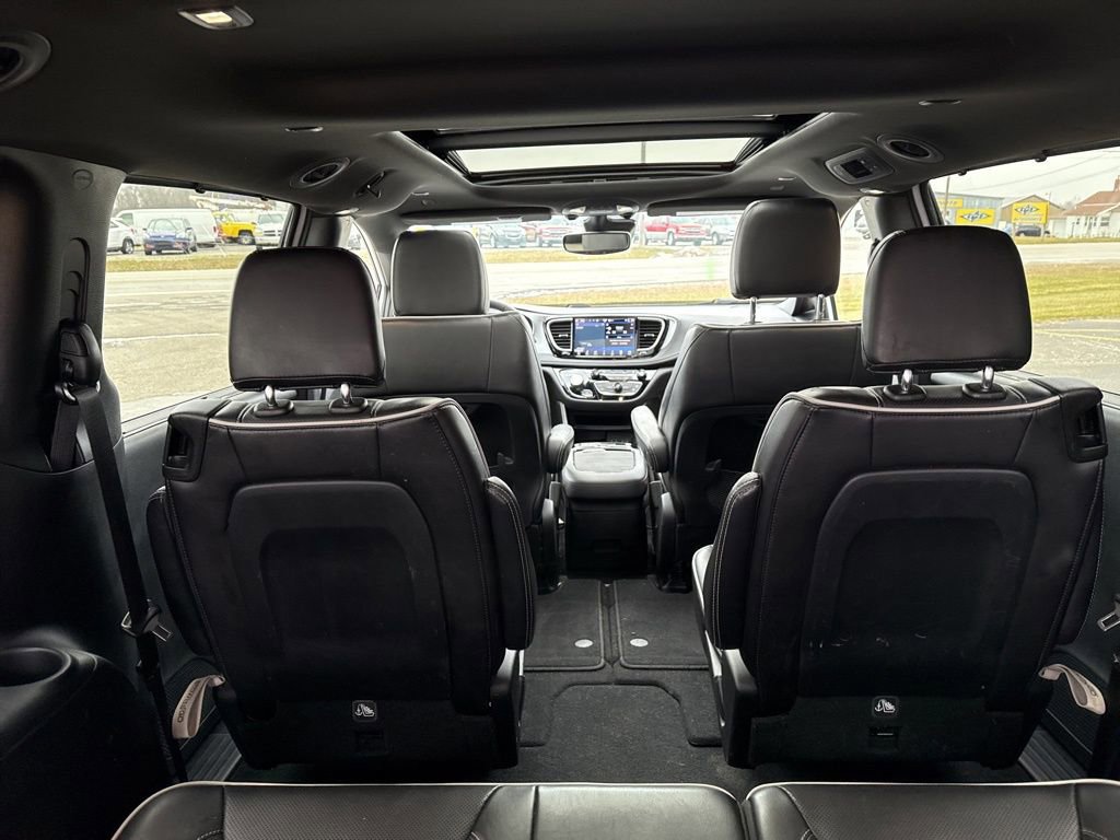 Used 2025 Chrysler Pacifica Limited image 3