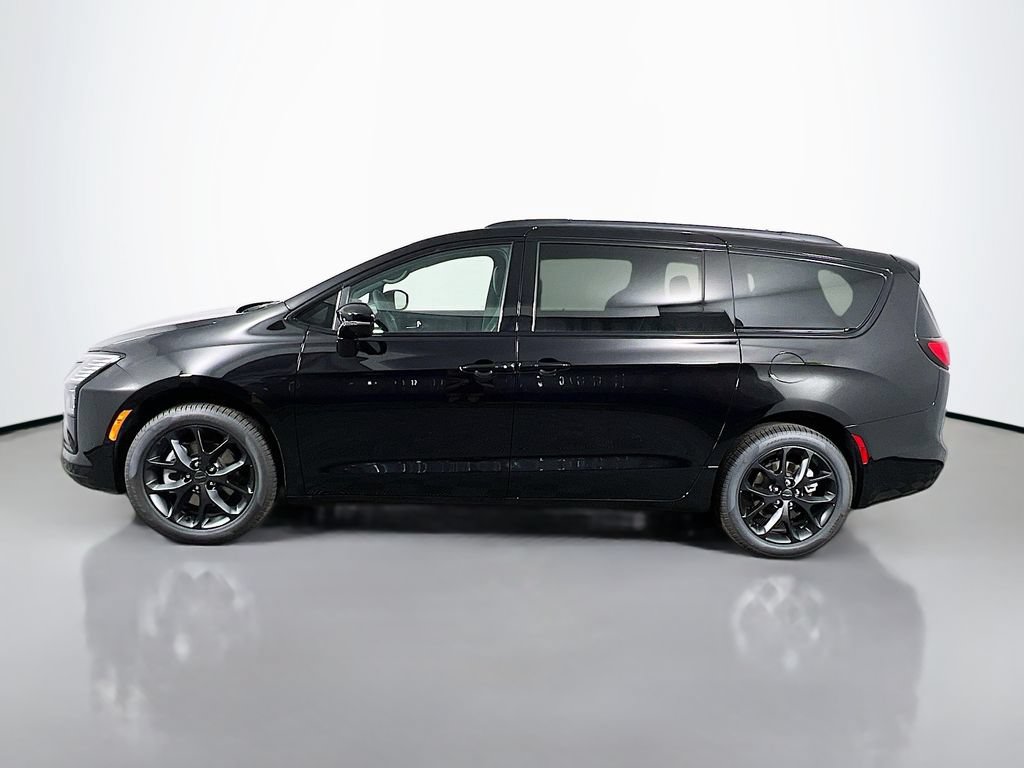 New 2027 Chrysler Pacifica Limited w/ Family Tech Group AWD/4WD image 4