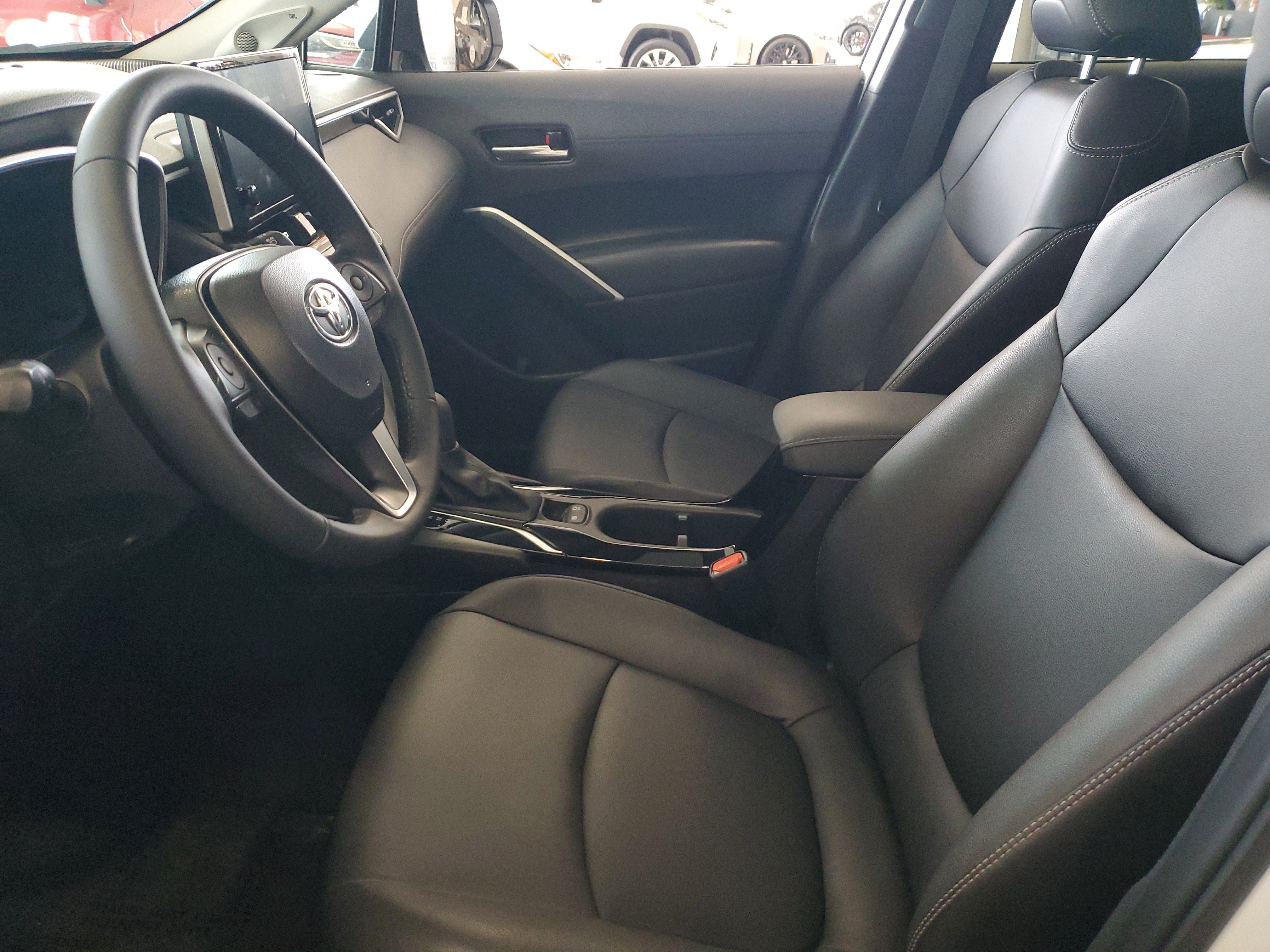 Used 2024 Toyota Corolla Cross XLE w/ Convenience Package AWD/4WD image 19