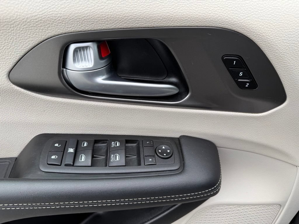 Used 2024 Chrysler Pacifica Touring-L FWD image 19