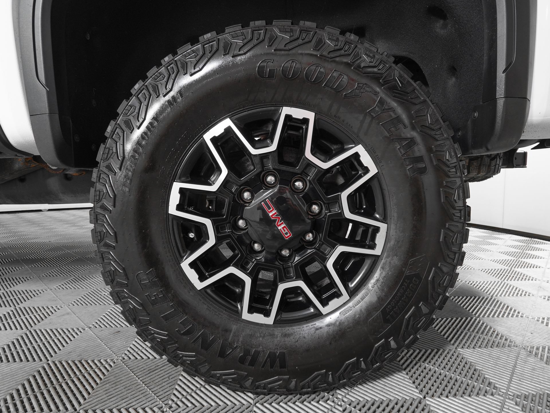 Used 2025 GMC Sierra 2500 AT4X AWD/4WD image 33