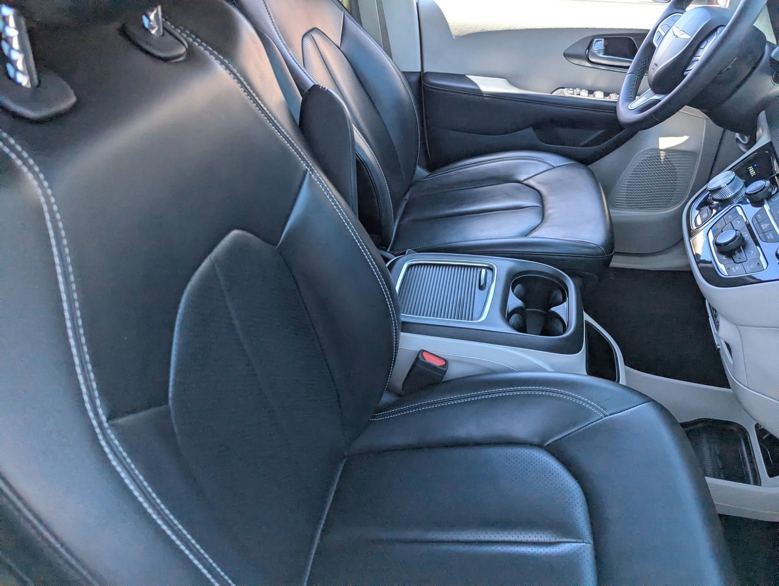 Used 2023 Chrysler Pacifica Touring-L image 10