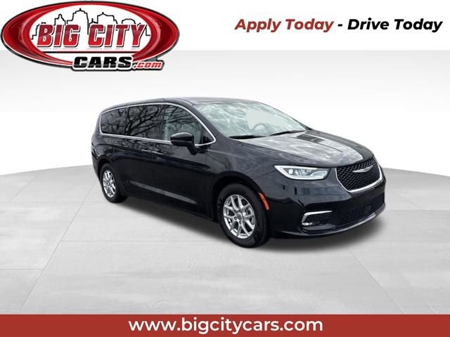 Used 2023 Chrysler Pacifica Touring-L image 1