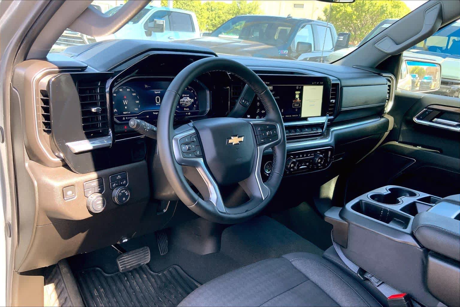 Used 2024 Chevrolet Silverado 1500 LT AWD/4WD image 18