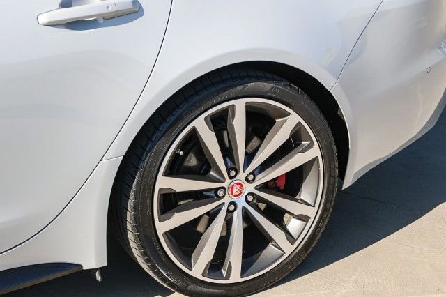 Used 2018 Jaguar XF S image 10