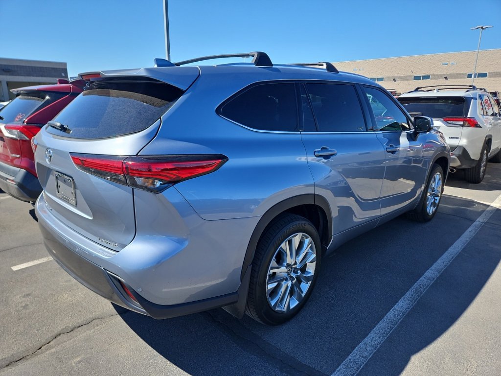 Used 2023 Toyota Highlander Limited FWD image 3
