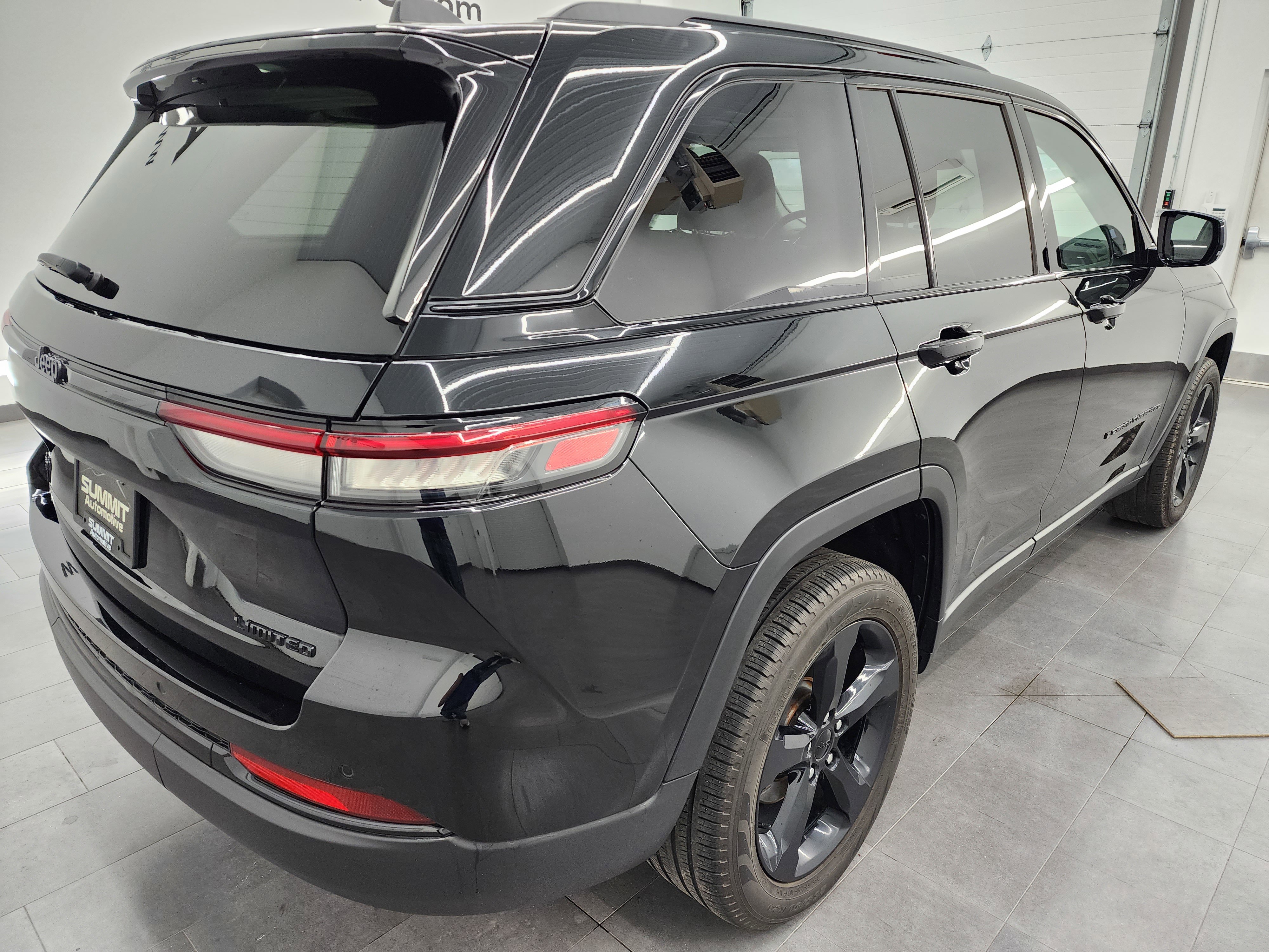 Used 2023 Jeep Grand Cherokee Limited w/ Black Appearance Package image 5