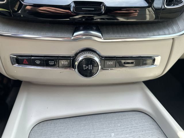 Used 2024 Volvo XC60 B5 Plus w/ Protection Package Premier image 15