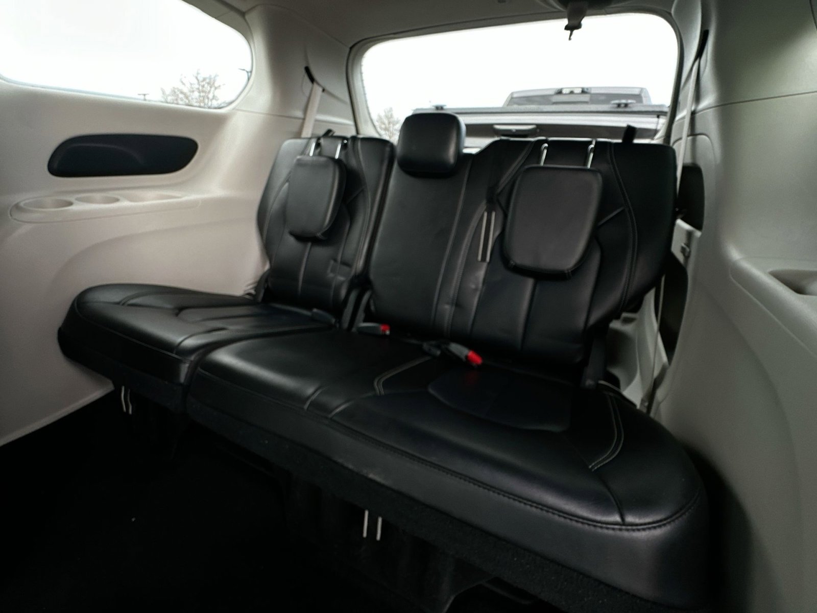 Used 2023 Chrysler Pacifica Touring-L image 34