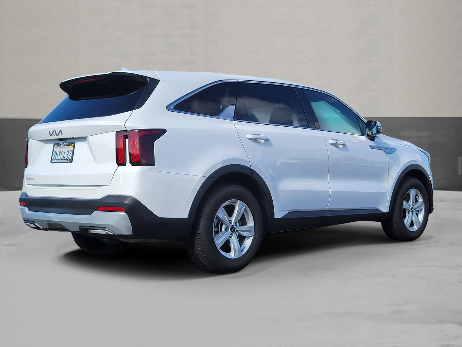 Used 2024 Kia Sorento LX image 2