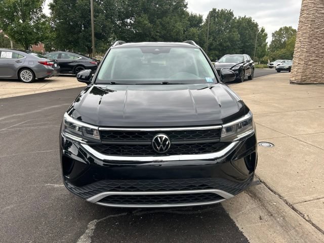 Used 2023 Volkswagen Taos SE FWD image 2