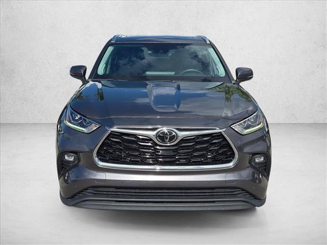 Used 2023 Toyota Highlander Limited FWD image 2