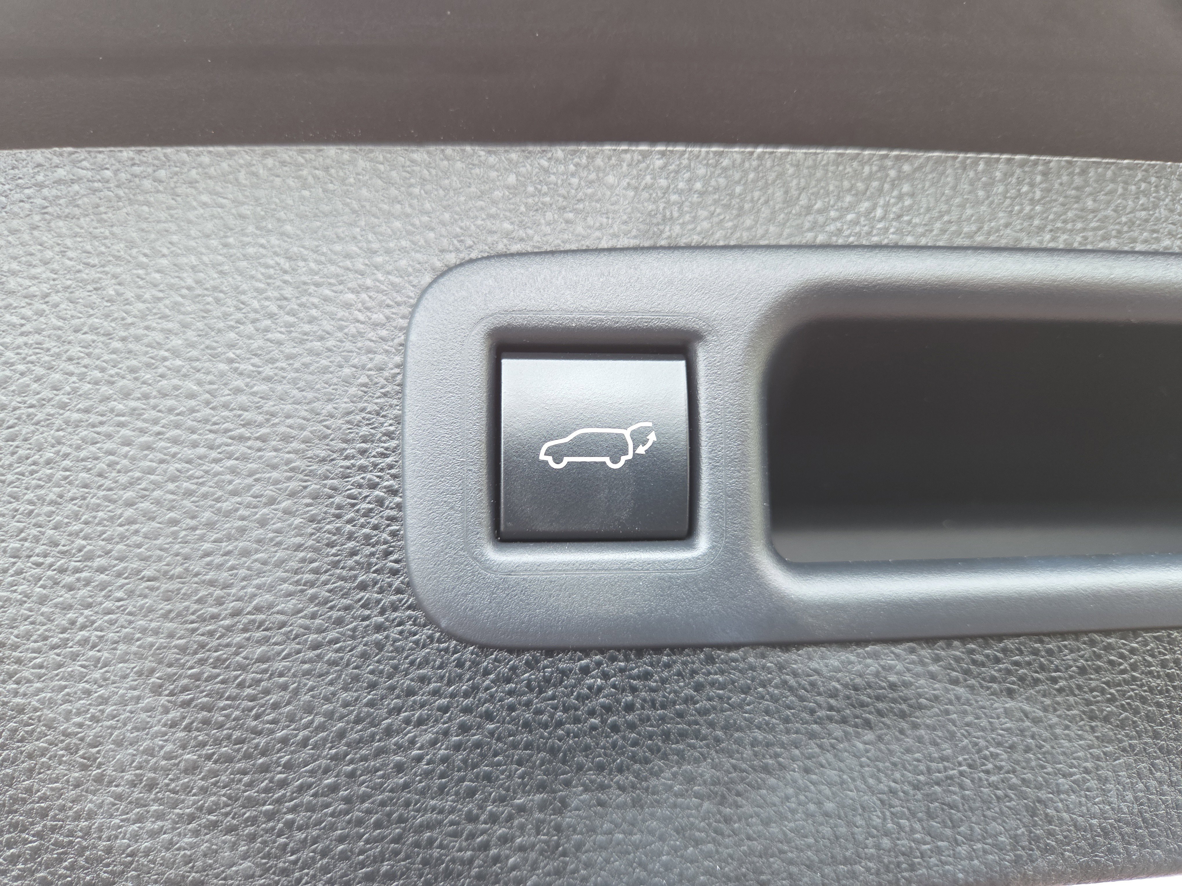 Used 2020 Toyota Highlander LE image 39