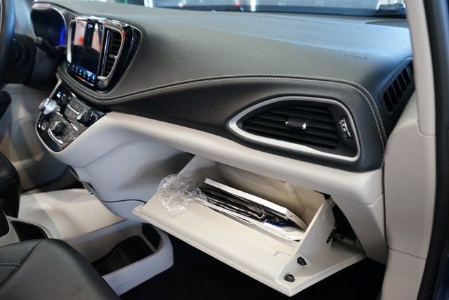 Used 2022 Chrysler Pacifica Touring-L image 43