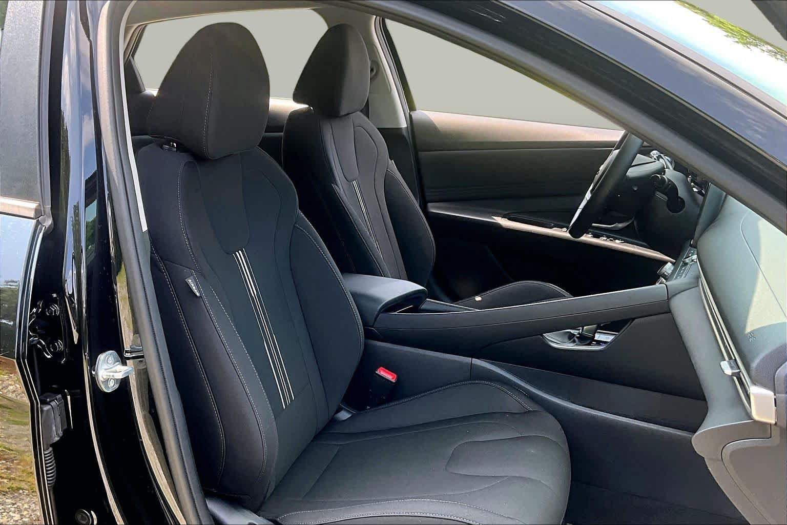 Used 2023 Hyundai Elantra SEL w/ Convenience Package FWD image 9