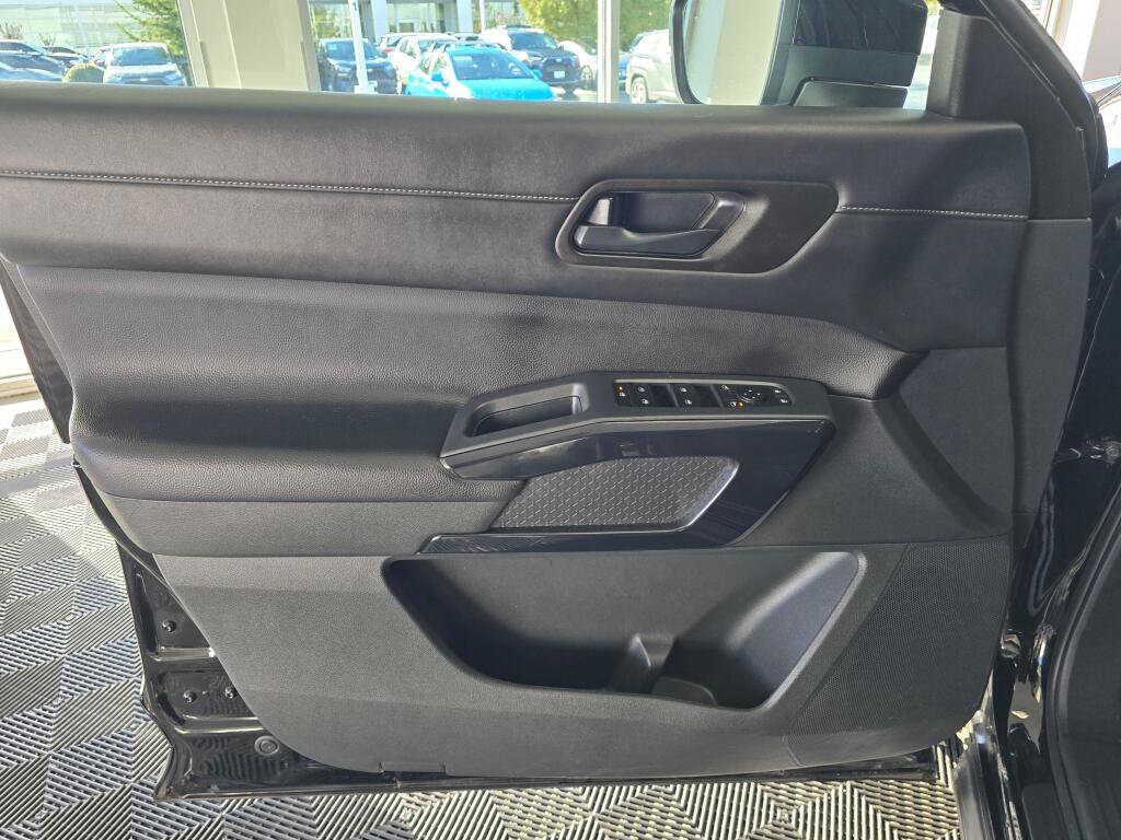 Used 2025 Nissan Pathfinder SV image 19