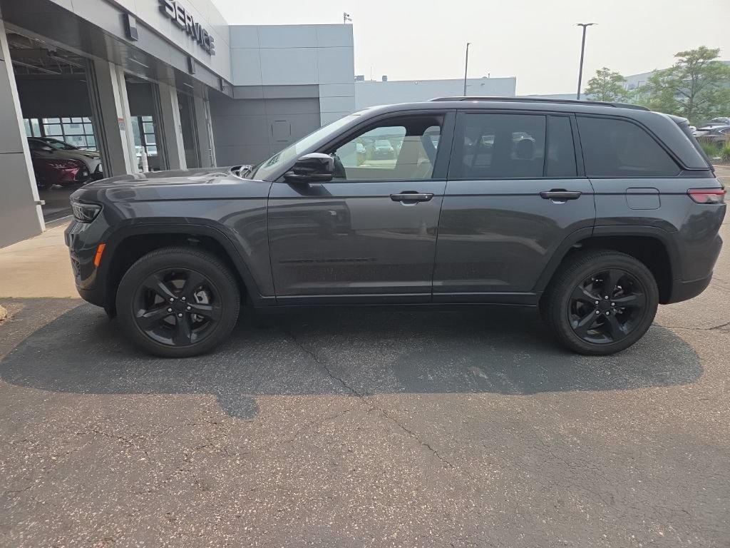 Used 2023 Jeep Grand Cherokee Altitude AWD/4WD image 4