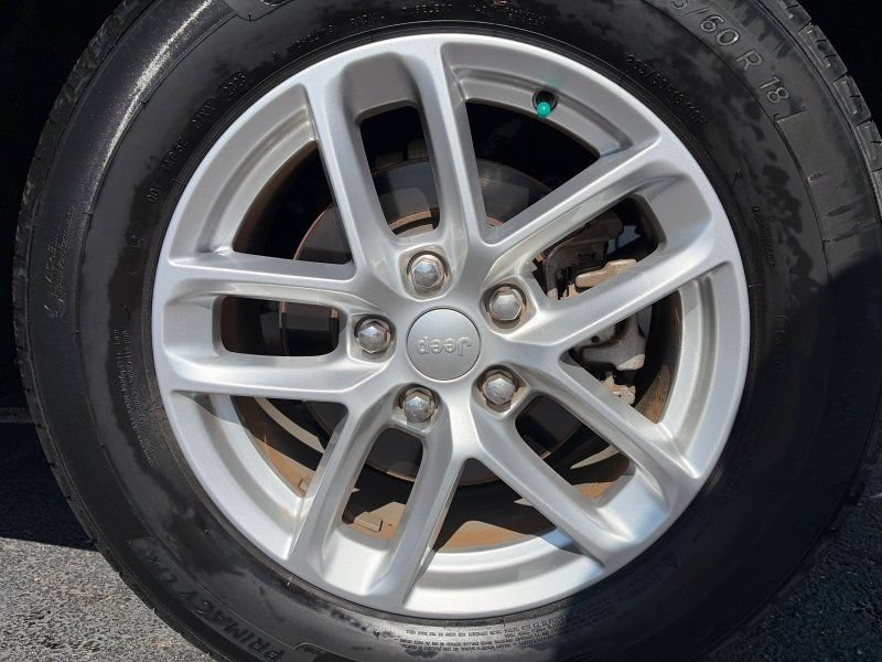 Used 2023 Jeep Grand Cherokee Laredo X AWD/4WD image 36