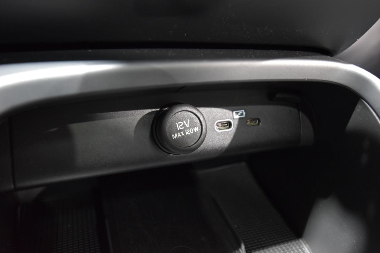 Used 2025 Volvo XC40 B5 Core image 32