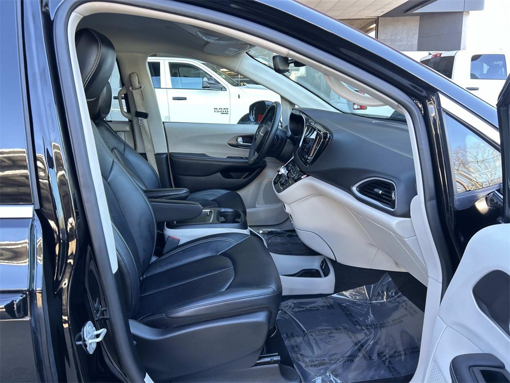 Used 2024 Chrysler Pacifica Touring-L image 18