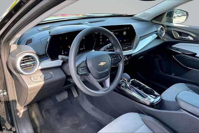 Used 2025 Chevrolet Trax LT FWD image 16