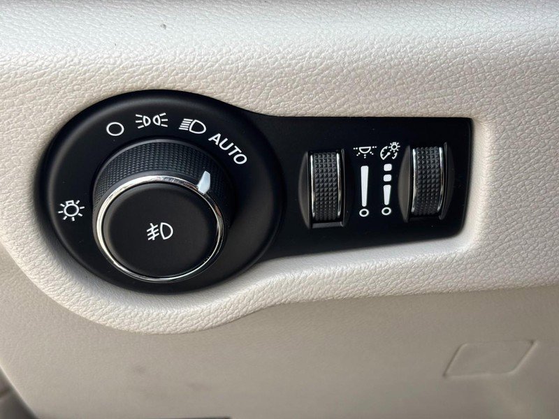 Used 2020 Chrysler Pacifica Limited image 16