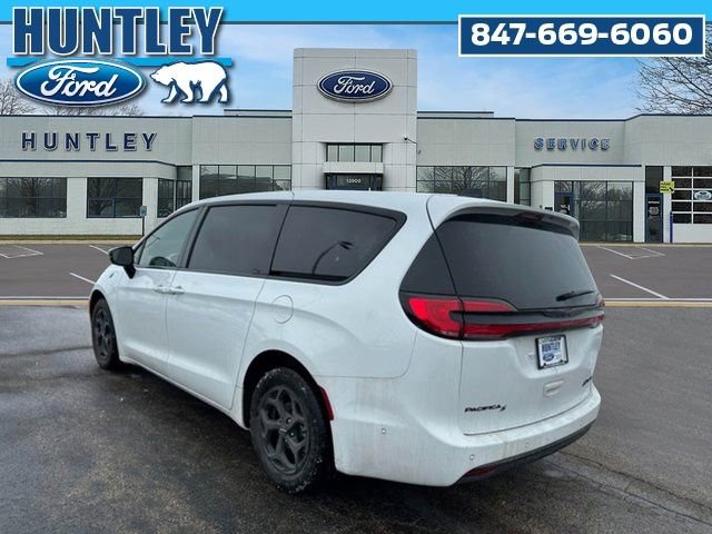 Used 2024 Chrysler Pacifica Select image 6