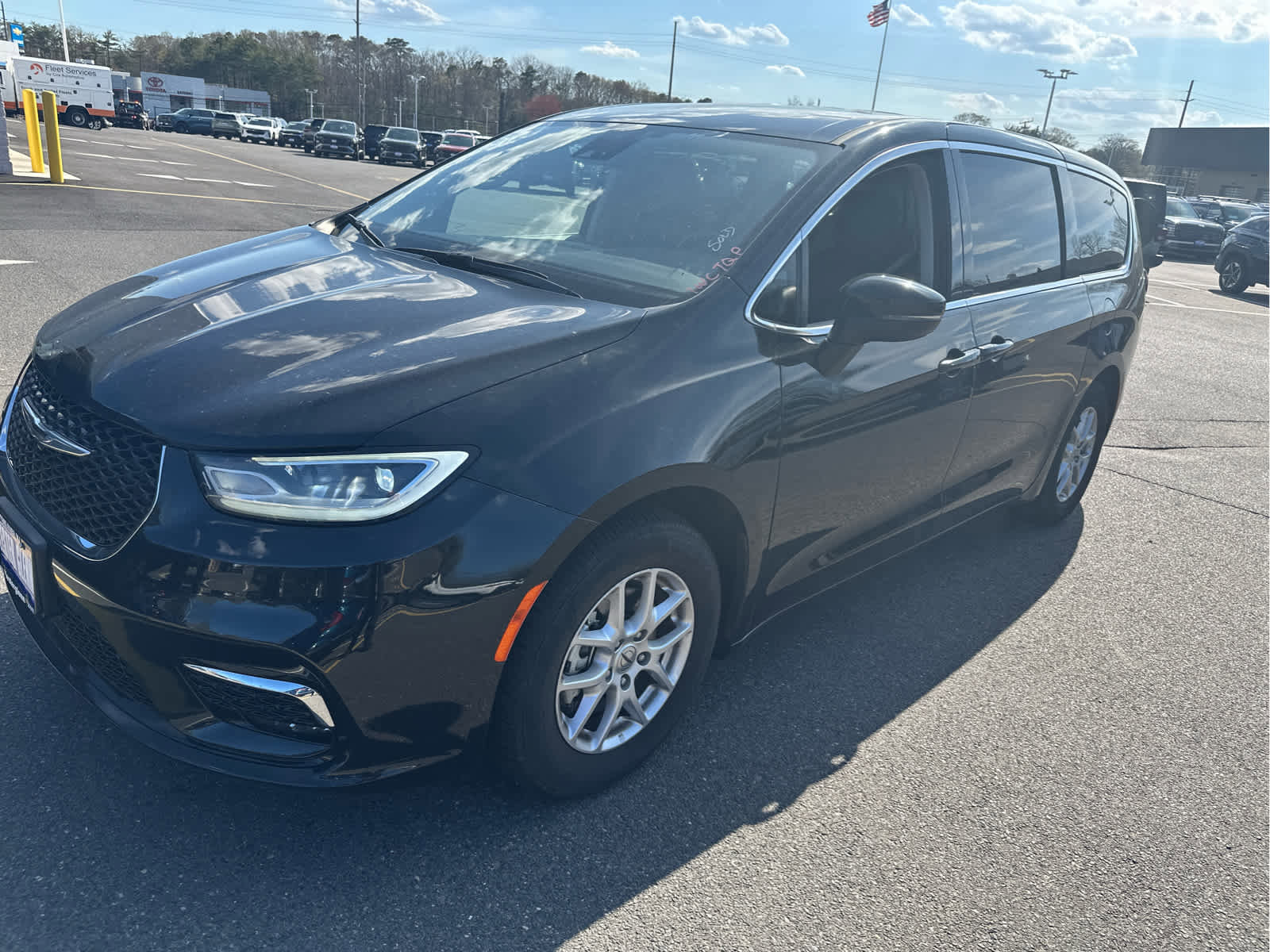 Used 2023 Chrysler Pacifica Touring-L image 6