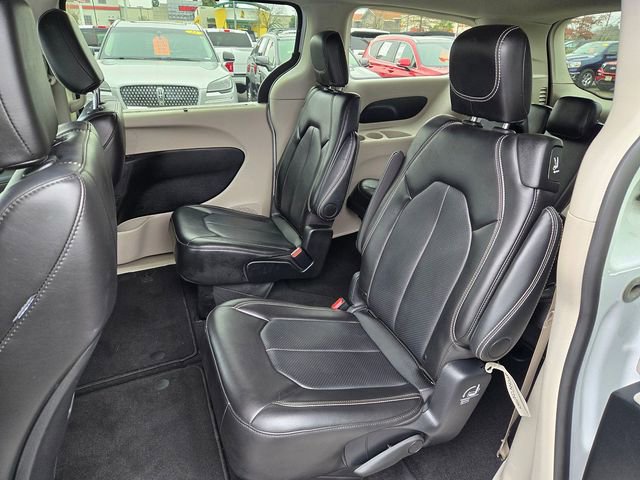 Used 2024 Chrysler Pacifica Touring-L image 7