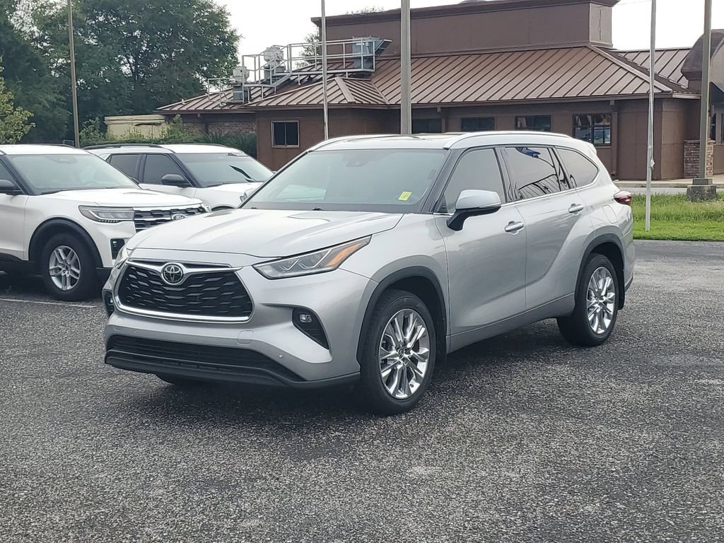 Used 2024 Toyota Highlander Limited AWD/4WD image 2