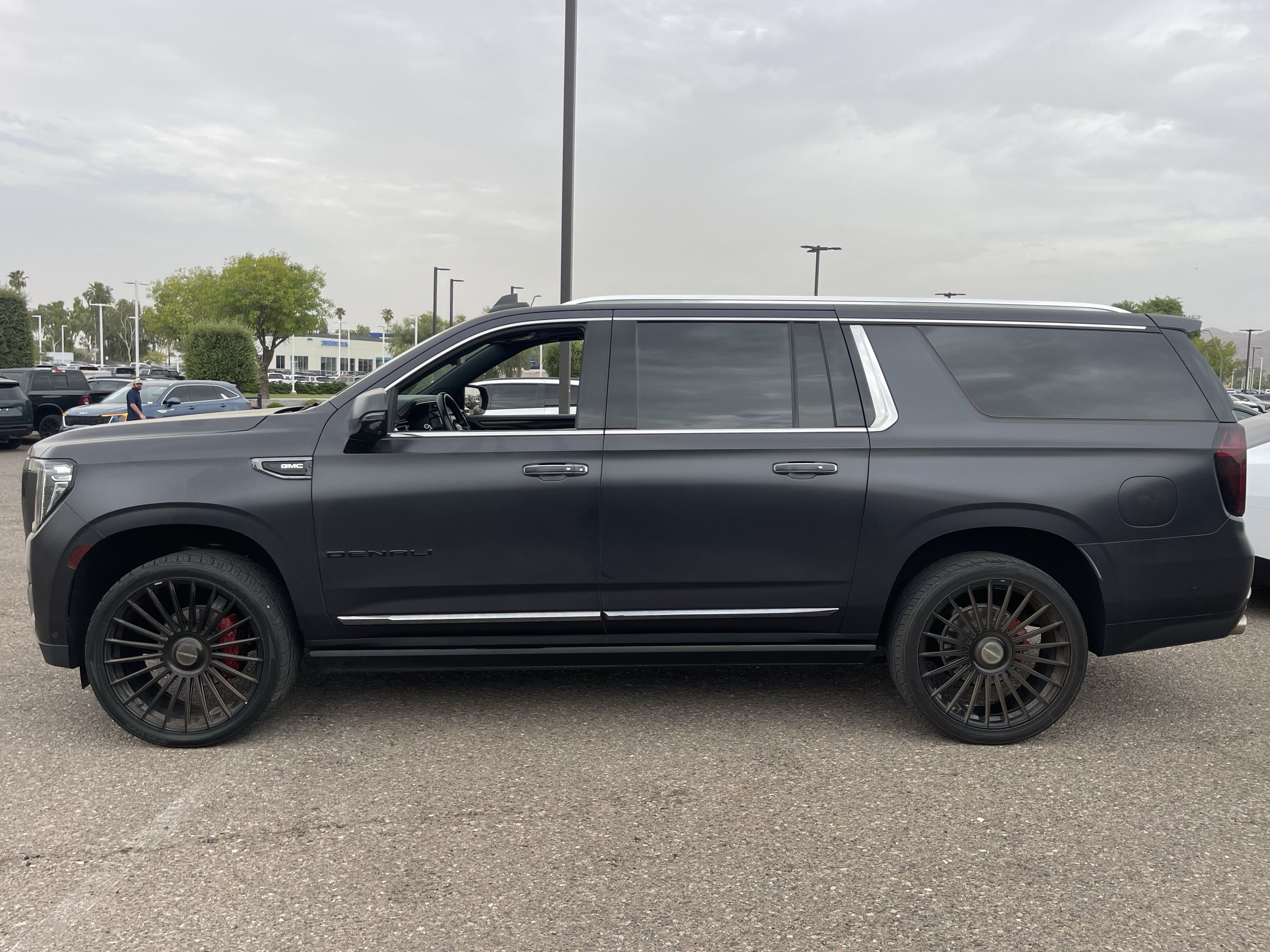Used 2023 GMC Yukon XL Denali Ultimate AWD/4WD image 3