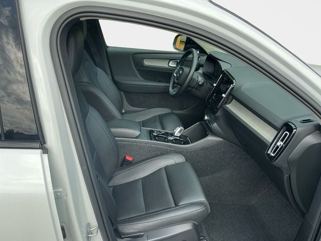 Used 2025 Volvo XC40 B5 Plus AWD/4WD image 15