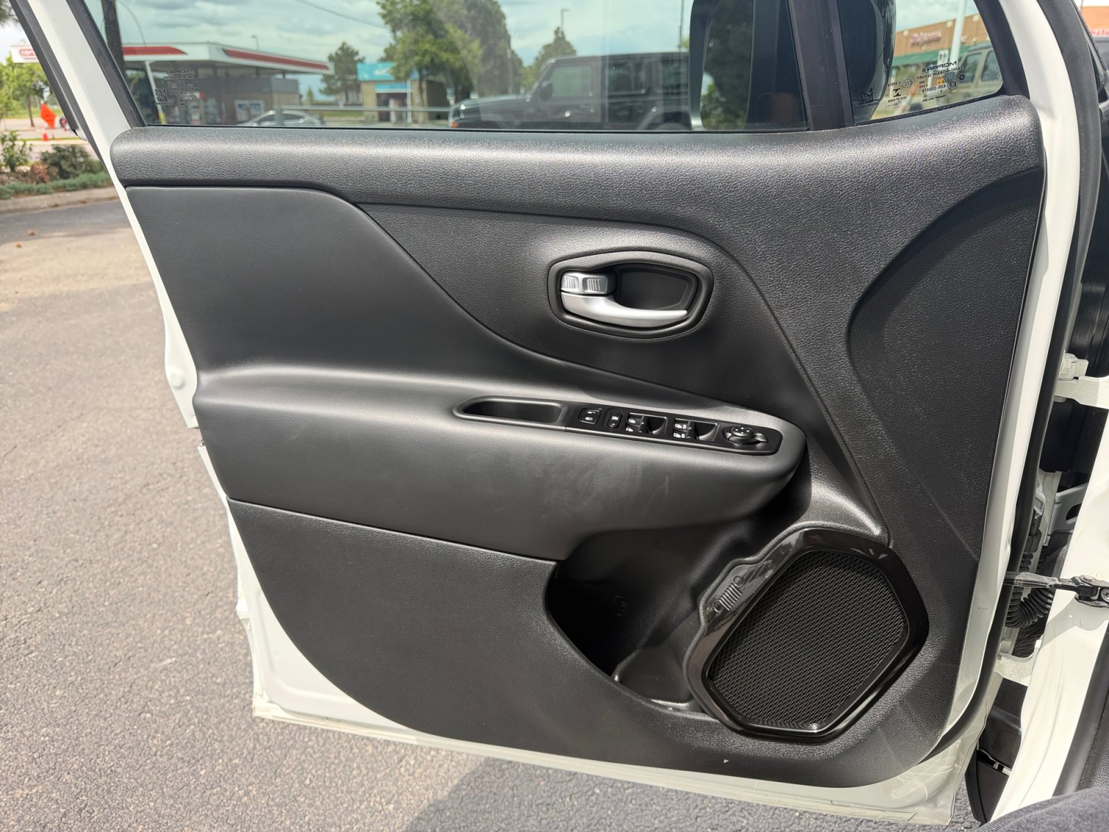 Used 2023 Jeep Renegade Altitude AWD/4WD image 13