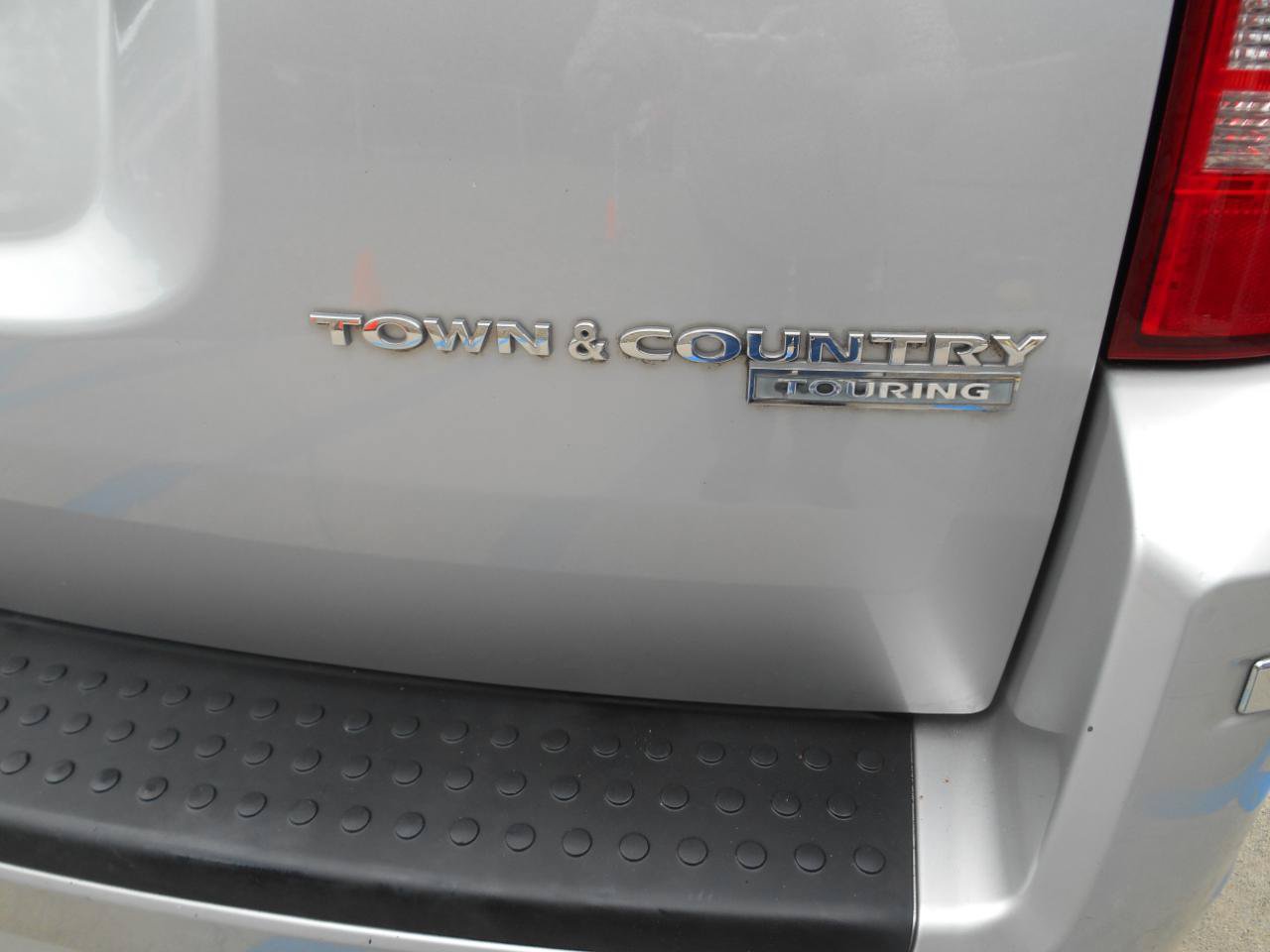 Used 2010 Chrysler Town & Country Touring FWD image 16