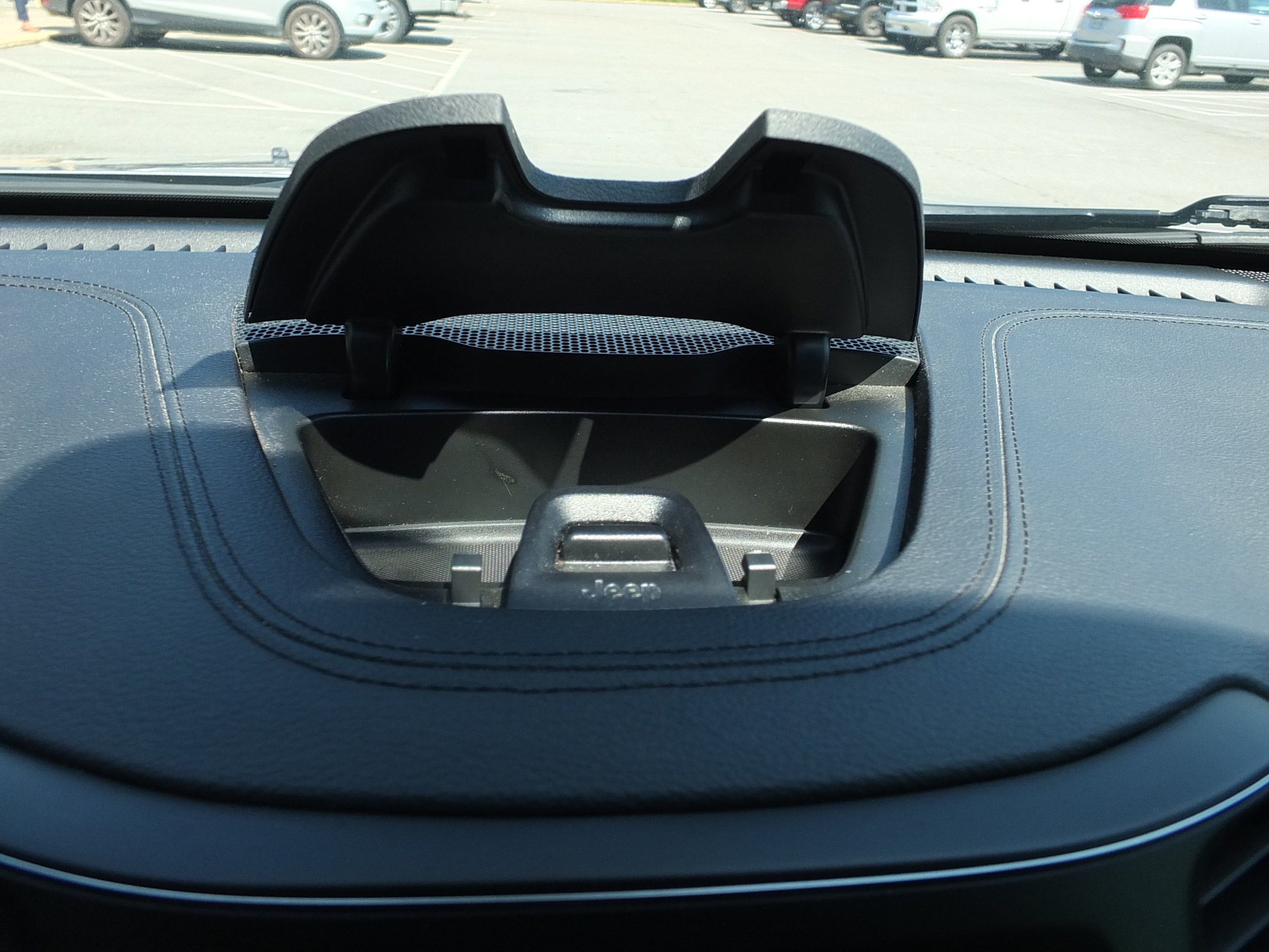 Used 2019 Jeep Cherokee Latitude w/ Popular Appearance Group FWD image 27