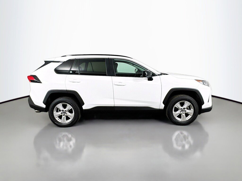 Used 2021 Toyota RAV4 LE image 6