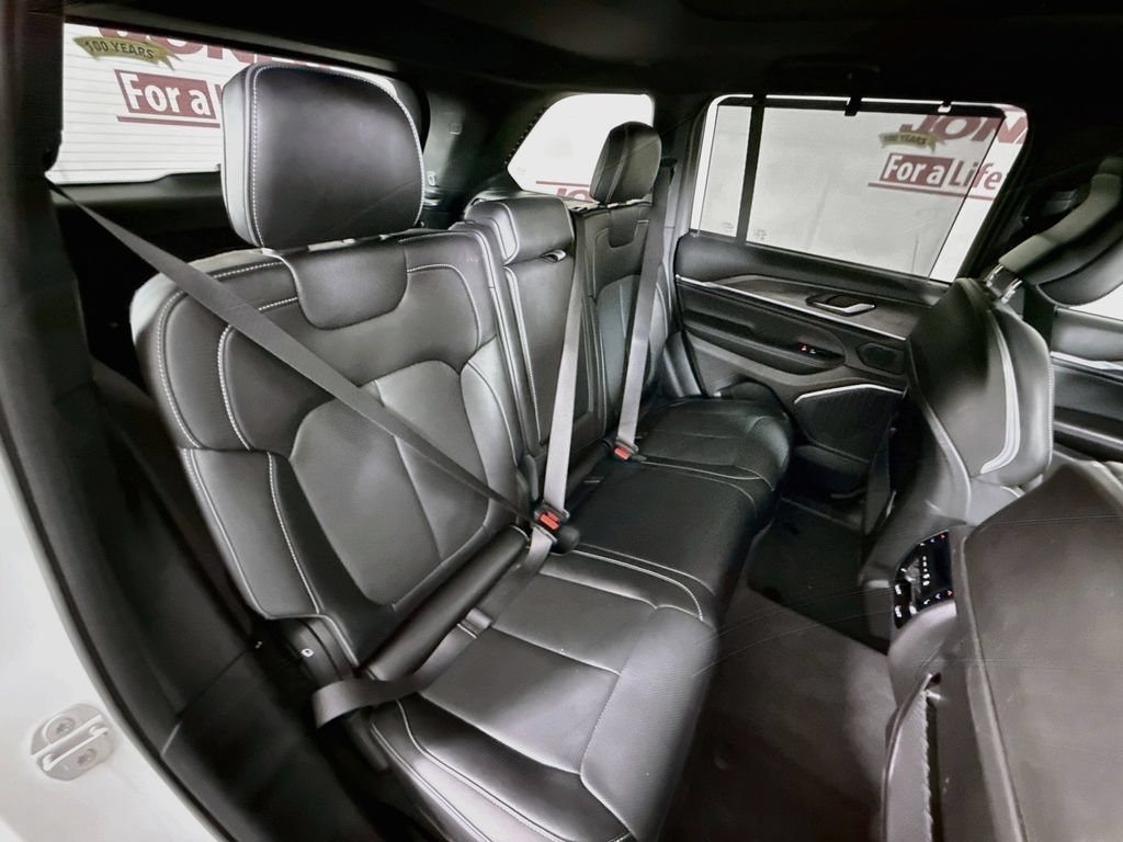 Used 2023 Jeep Grand Cherokee Overland w/ Luxury Tech Group IV AWD/4WD image 34