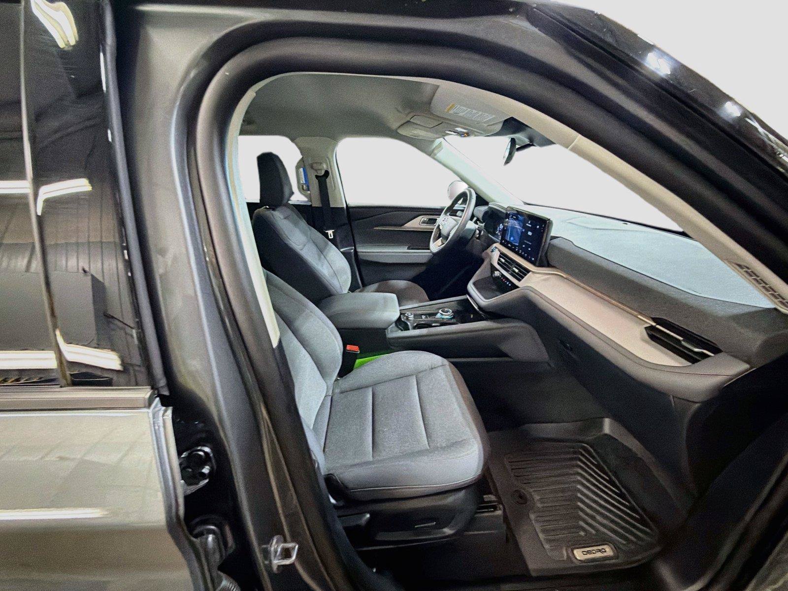 Used 2025 Ford Explorer Active AWD/4WD image 27