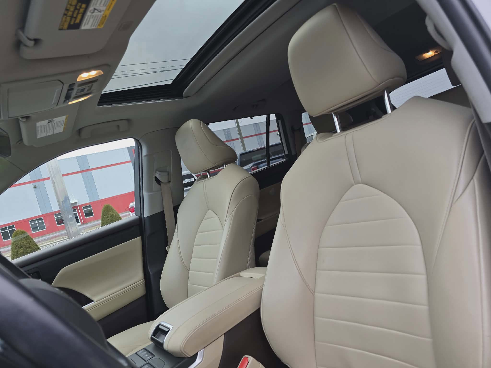 Used 2021 Toyota Highlander XLE image 11