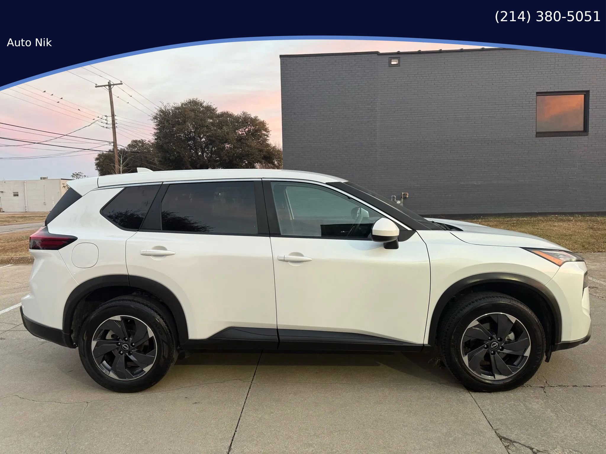 Used 2024 Nissan Rogue SV image 2