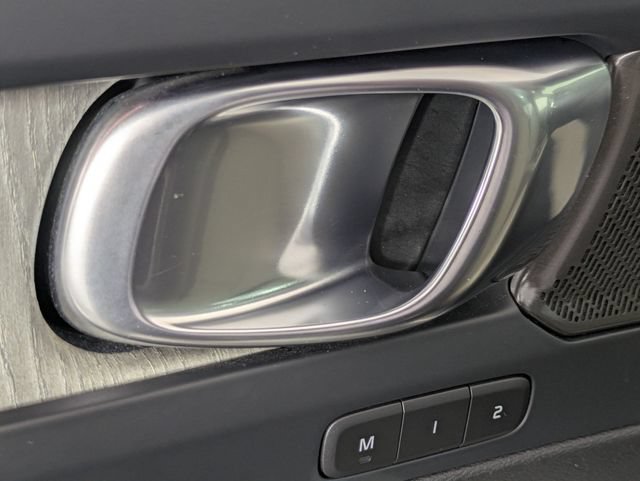 Used 2023 Volvo XC40 B4 Ultimate FWD image 11