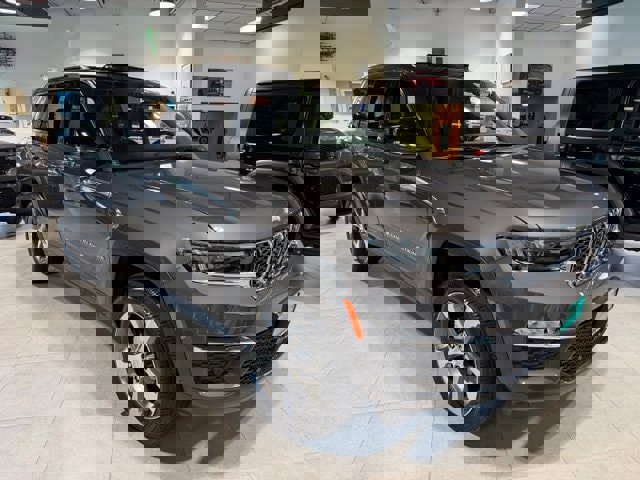 New 2025 Jeep Grand Cherokee Limited w/ Luxury Tech Group II image 1