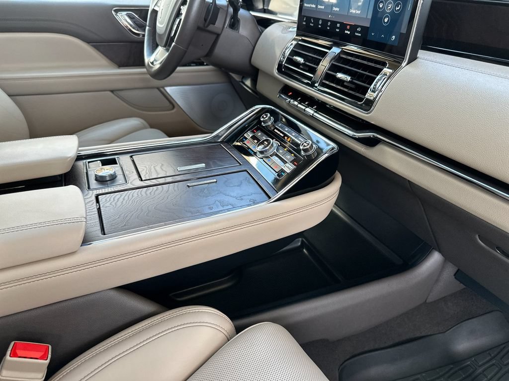 Certified 2024 Lincoln Navigator Reserve AWD/4WD image 16