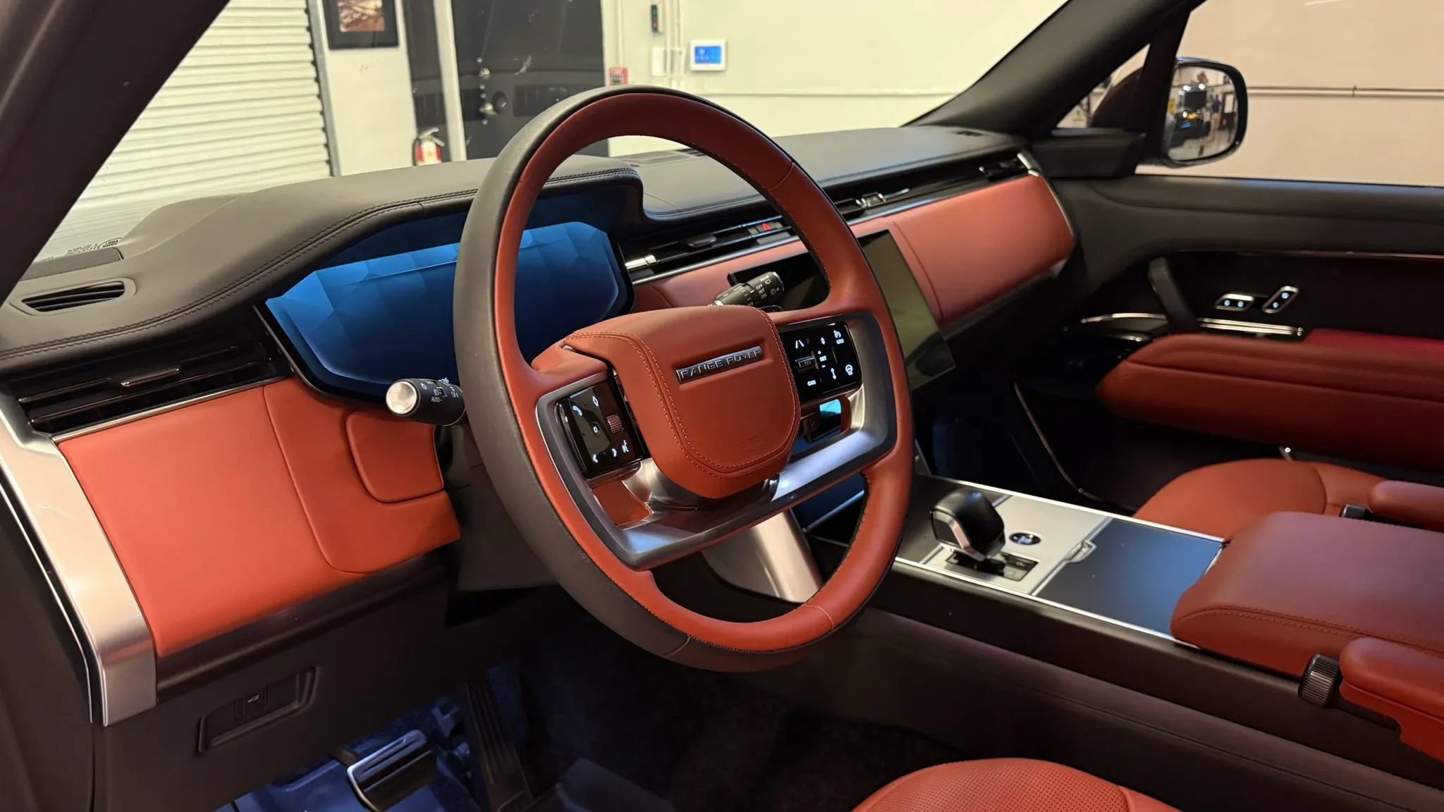 Used 2025 Land Rover Range Rover SV AWD/4WD image 10